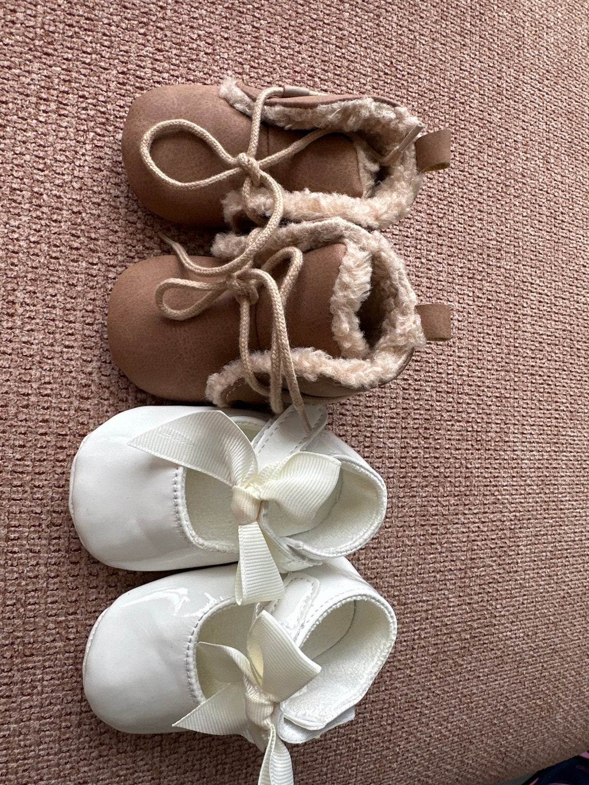 Babyschoentjes: 1x wit met strik, 1x bruine laarsjes, Ophalen, Nieuw, Jongetje of Meisje, Schoentjes