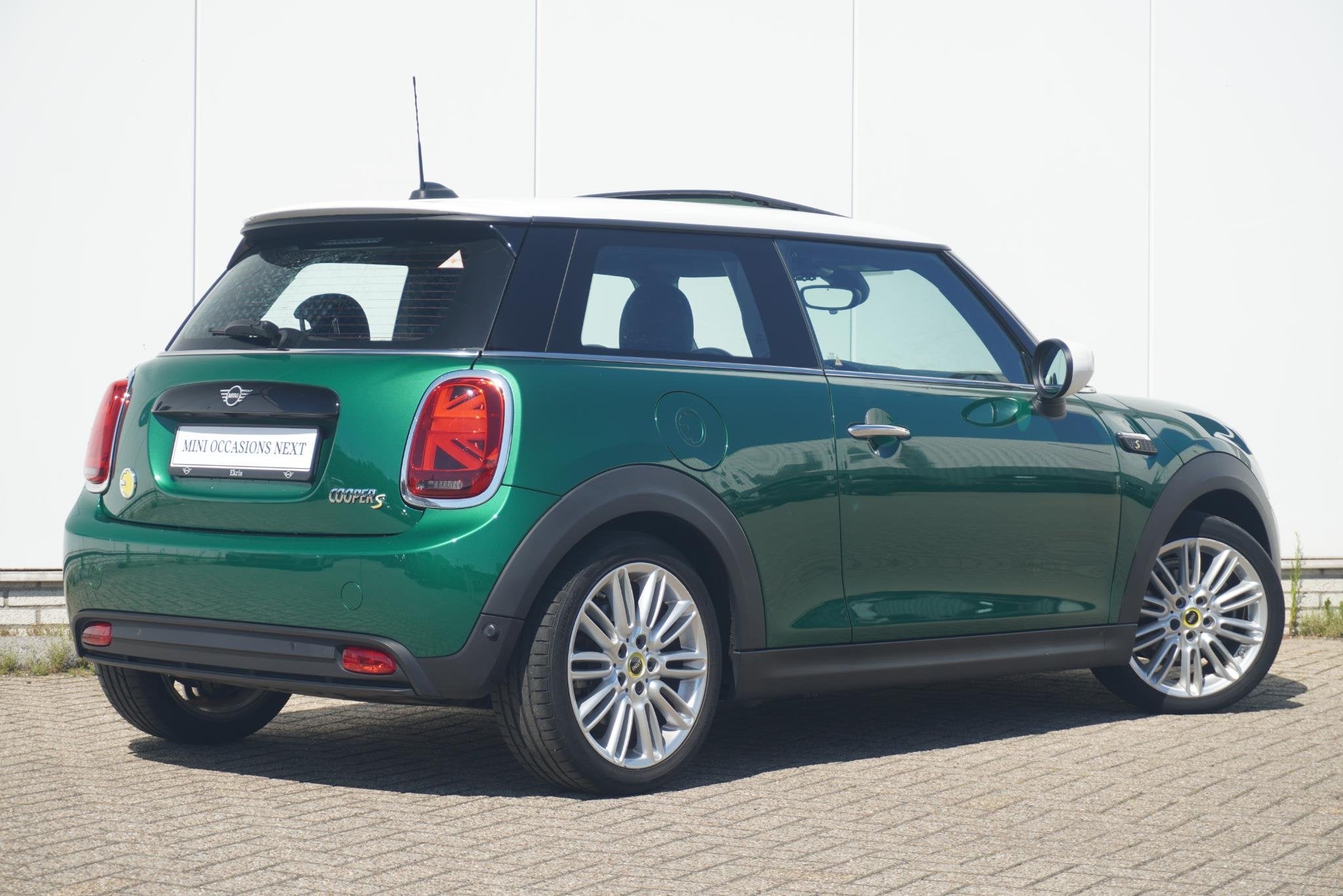 MINI 3-deurs Electric | Classic Uitvoering | Connected Navig, 4 stoelen, Mini Electric, 184 pk, Parkeersensor
