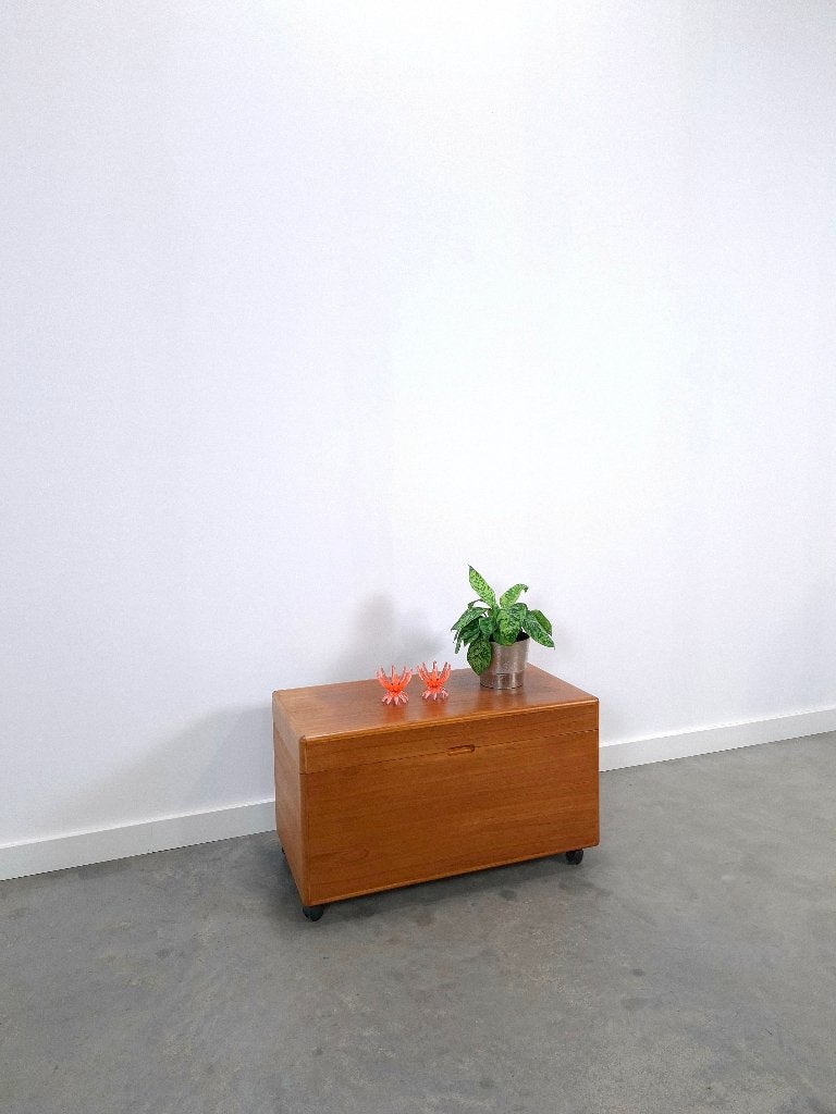 Vintage teak Deense kist met klep op wielen, speelgoedkist, Huis en Inrichting, Minder dan 50 cm, Gebruikt, 50 tot 100 cm, Teakhout