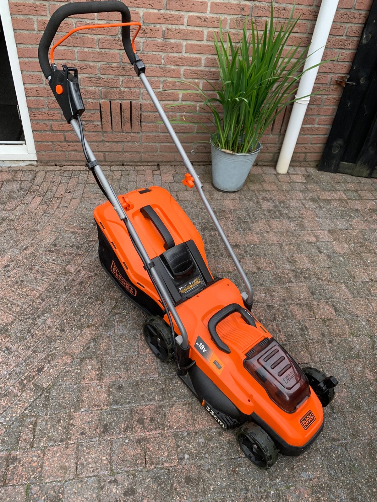 Black+Decker 18V Accu-grasmaaier 32cm met opvangzak, Tuin en Terras, Grasmaaiers, Ophalen, Cirkelmaaier, Gebruikt, Accu-grasmaaier