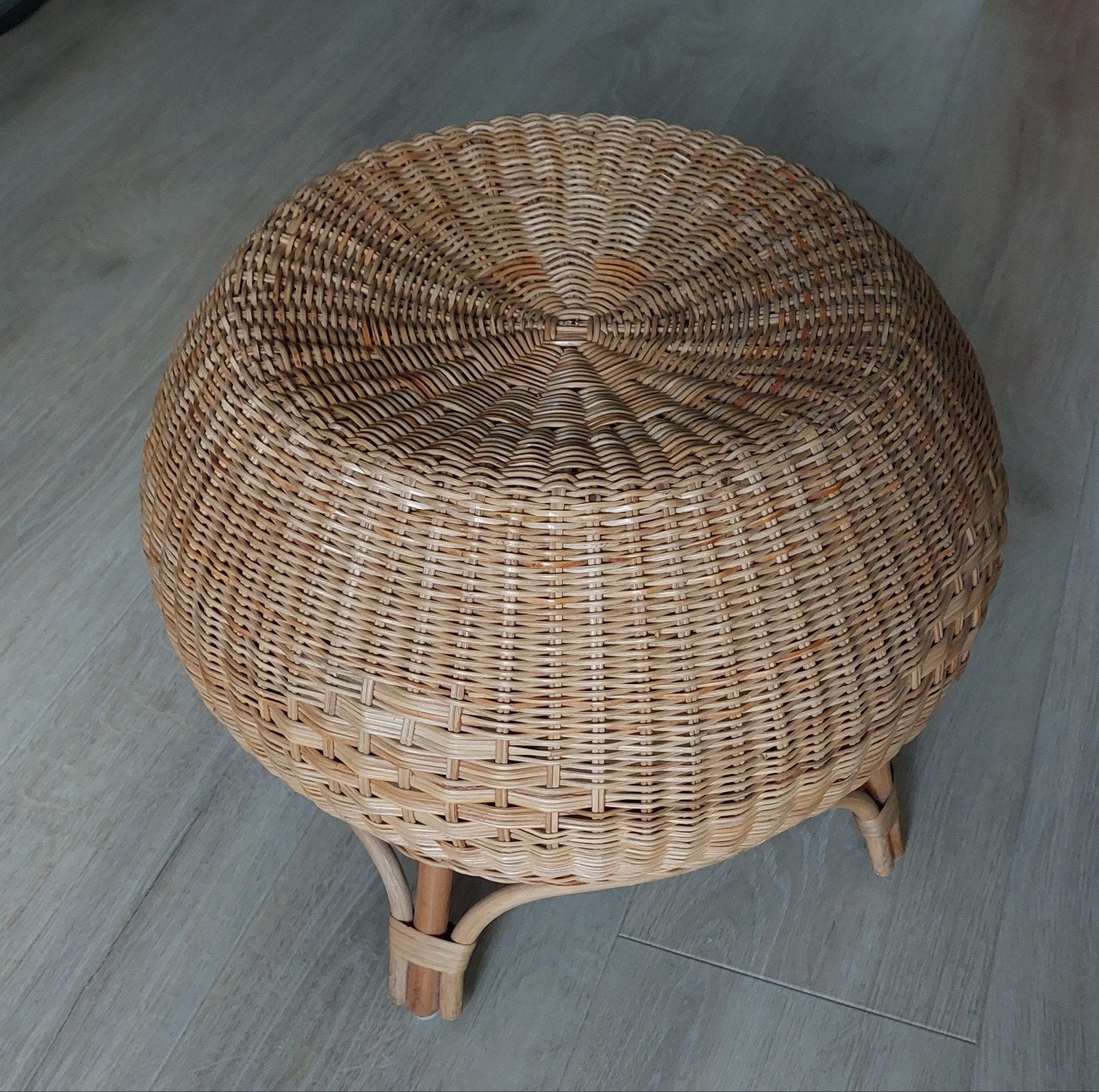 Rotan poef/bijzettafel, 53cm diagonaal, Huis en Inrichting, Ophalen, Rond, Riet of Rotan, Bohemian, Natuurlijk