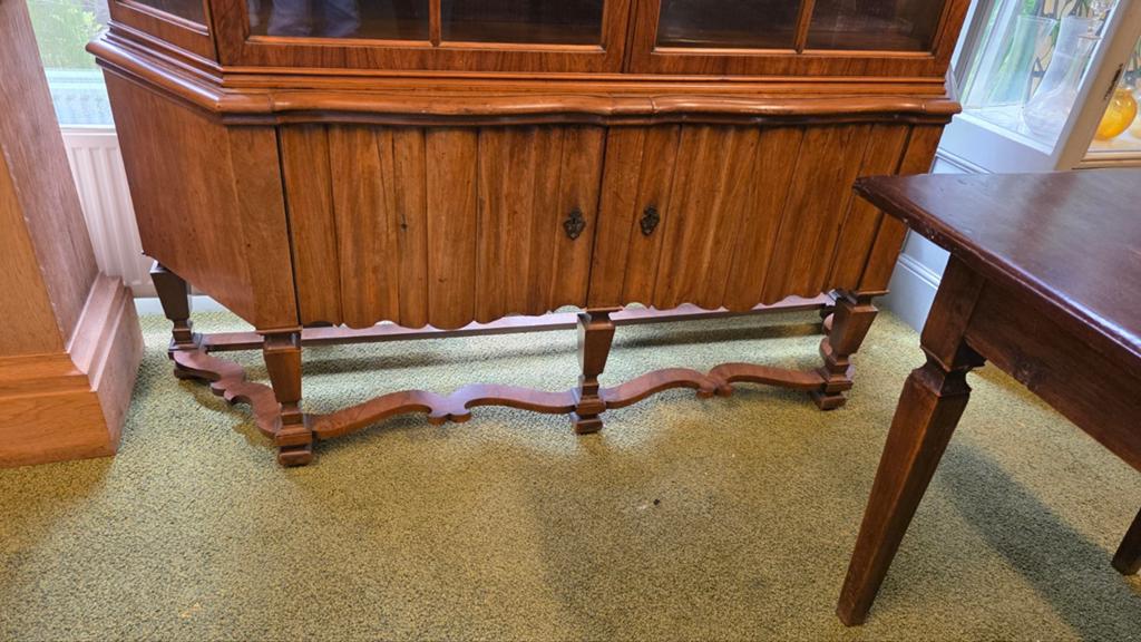 Antieke Notenhouten Kruisboot Vitrinekast, Antiek en Kunst, Ophalen
