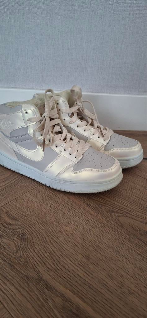Nike air Jordan sneakers gympen parelmoer kleur, Kleding | Dames, Schoenen, Ophalen, Beige, Nike air Jordan, Sneakers of Gympen