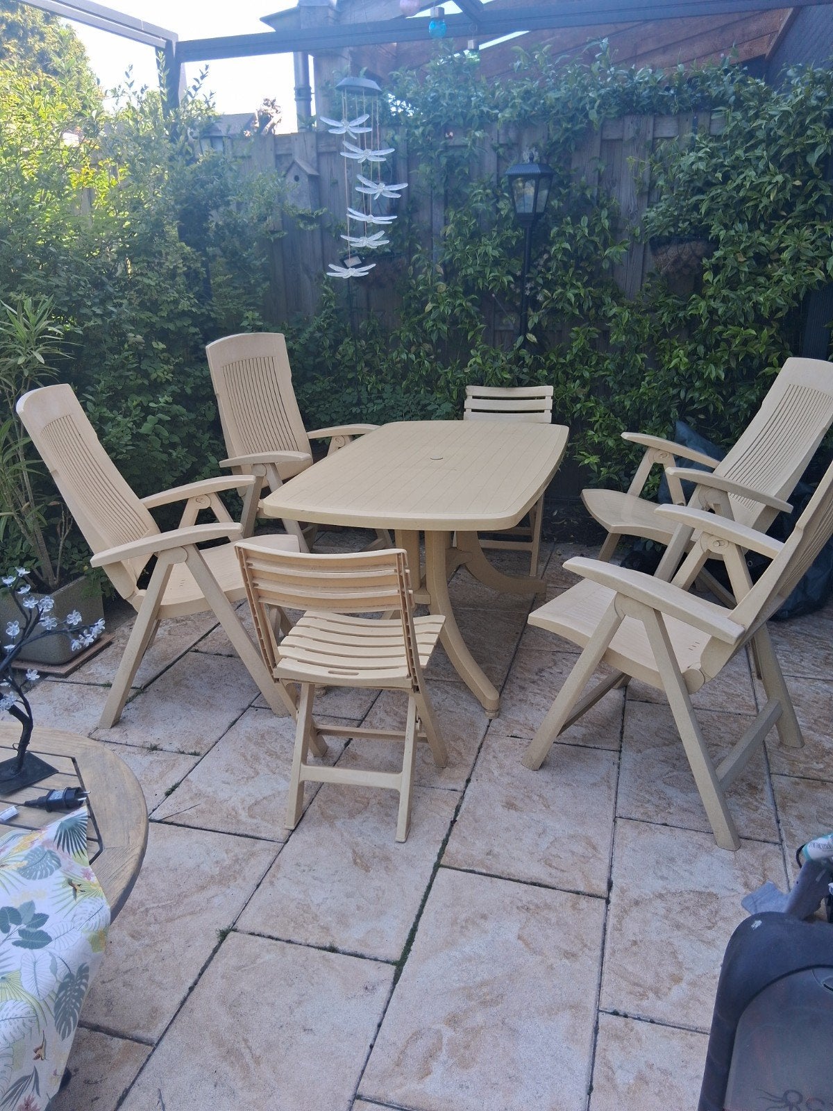 Tuinset (geel) met tafel, 4 standenstoelen en 2 klapstoelen, Ophalen, Kunststof, Gebruikt, 6 zitplaatsen