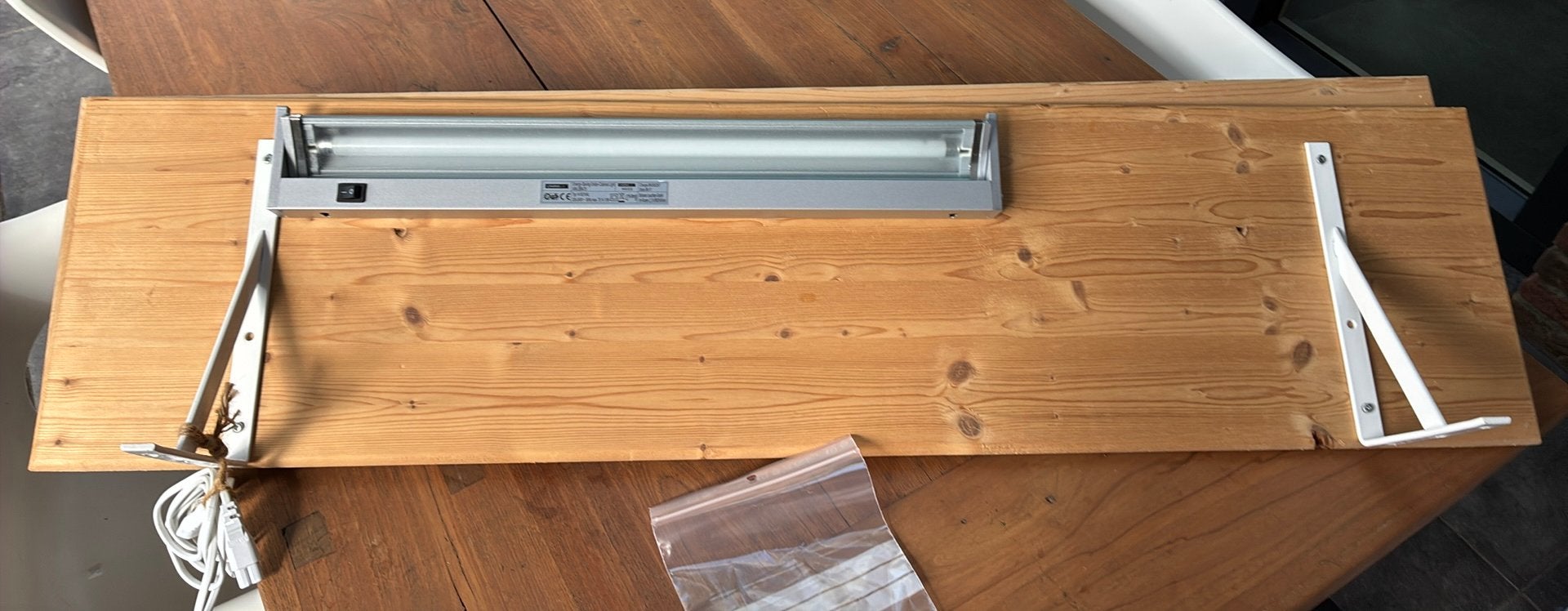 Twee boekenplanken met lamp, Ophalen of Verzenden, Zo goed als nieuw