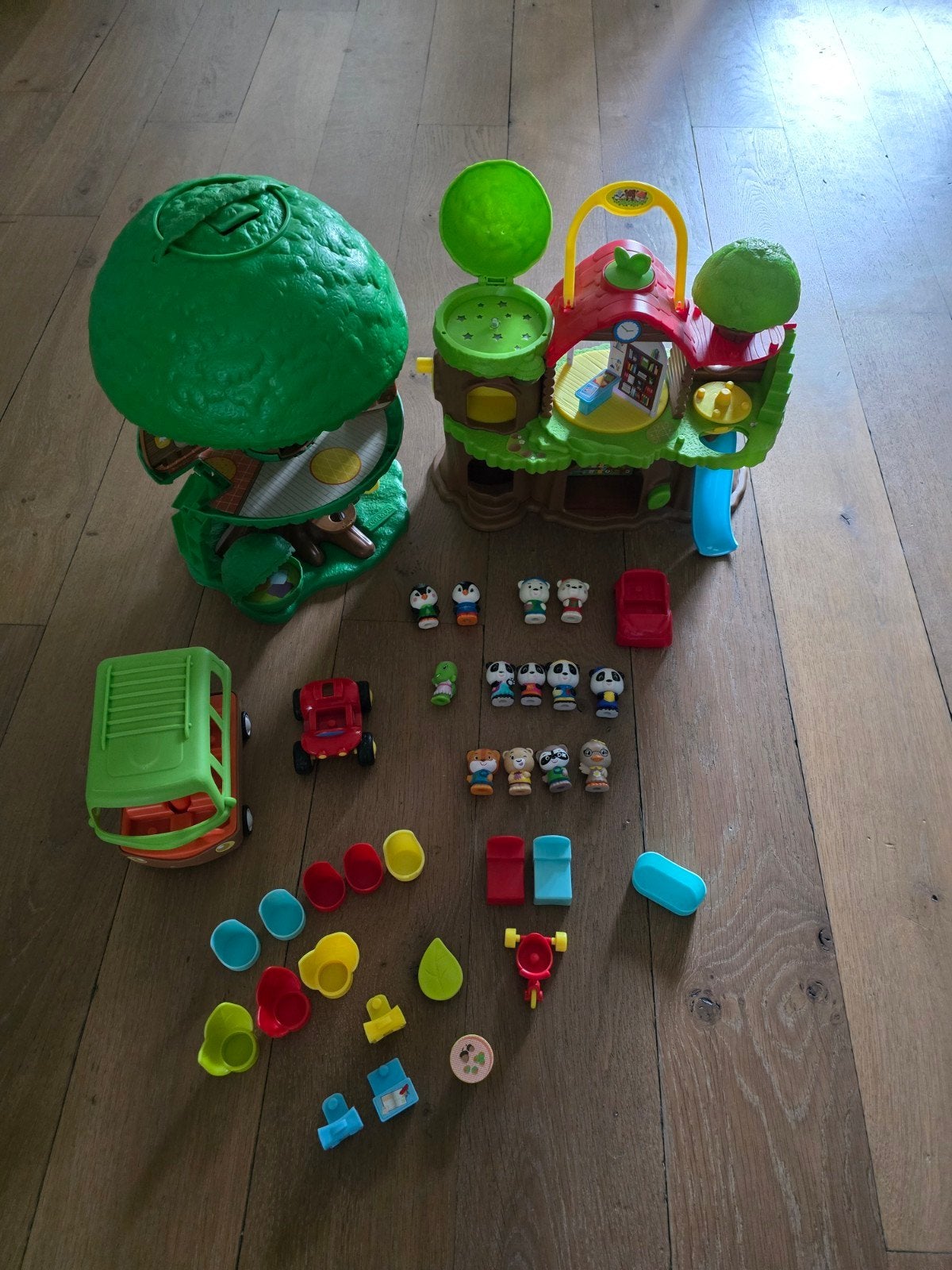 Klorofil uitgebreide set: speelboom, school, bus, poppen, Ophalen, Zo goed als nieuw, Jongen of Meisje