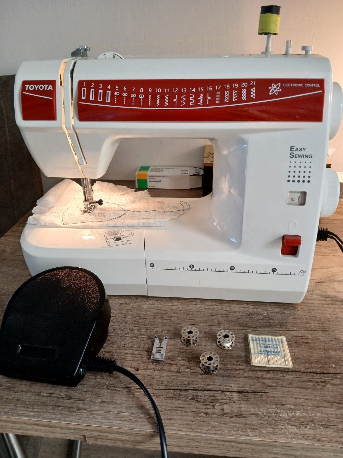 TOYOTA naaimachine,model:ES121,serie:RS2000., Ophalen, Zo goed als nieuw, Naaimachine, Overige merken