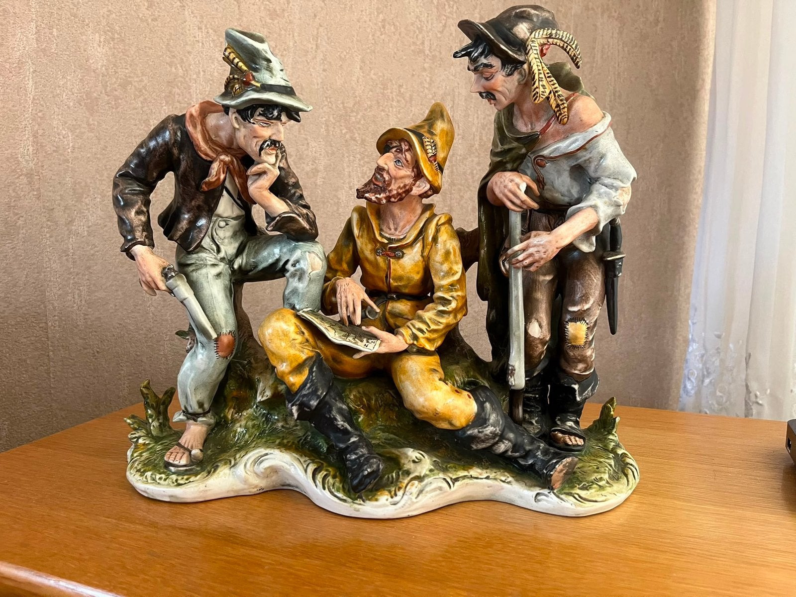 Vintage Porseleinen Beeld Drie Jagers in het Bos, Antiek en Kunst, Ophalen, Groep mensen, Steen of Keramiek, Beeld