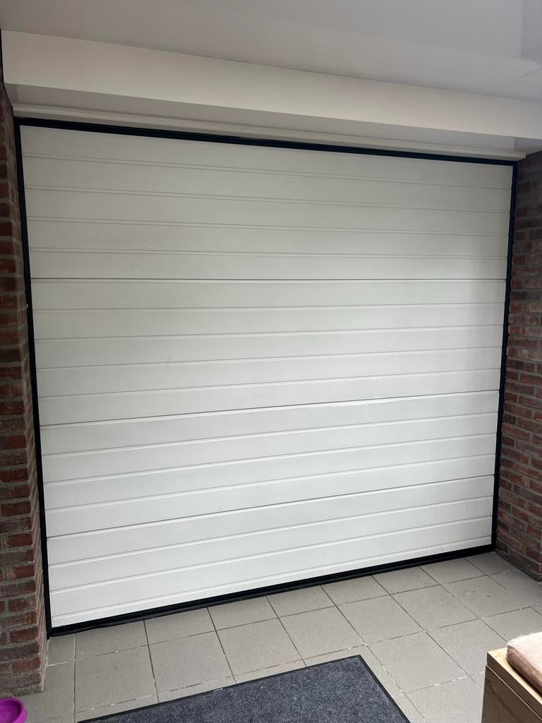 Witte sectionale garagedeur, zo goed als nieuw, Doe-het-zelf en Verbouw, Deuren en Horren, 120 cm of meer, Garagedeur, Ophalen of Verzenden