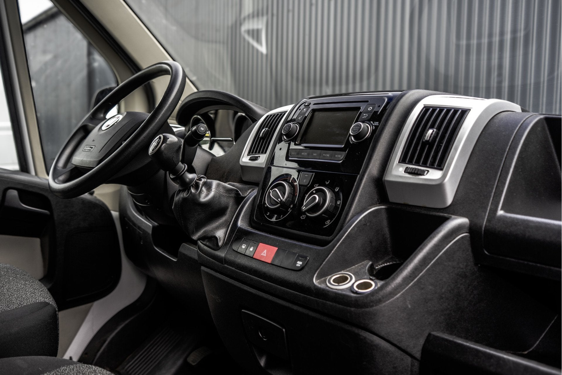 Fiat Ducato 2.3 MultiJet | Bakwagen met Laadklep | 131 PK |, Auto's, Bestelauto's, Gebruikt, Wit, Bedrijf, 2450 kg