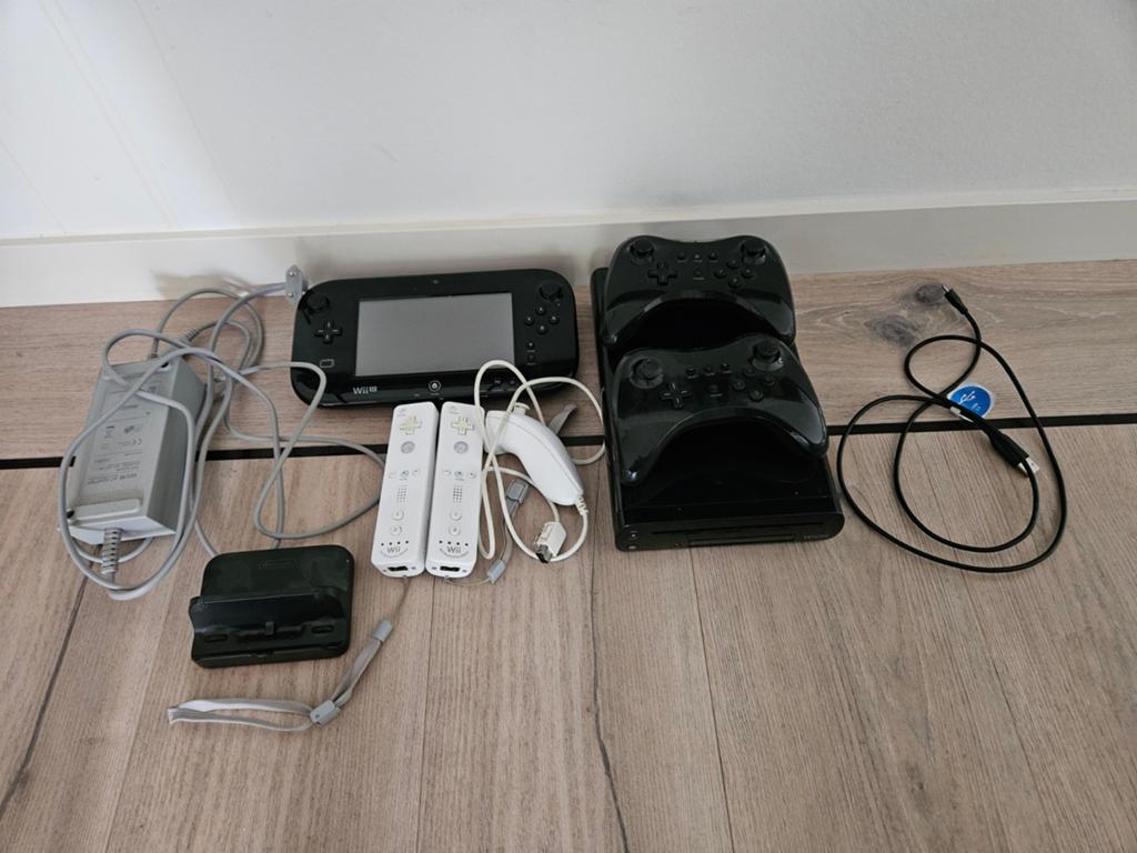 Nintendo Wii U set + 4 controllers + omgebouwd, Spelcomputers en Games, Spelcomputers | Nintendo Wii U, Gebruikt, Met 3 controllers of meer