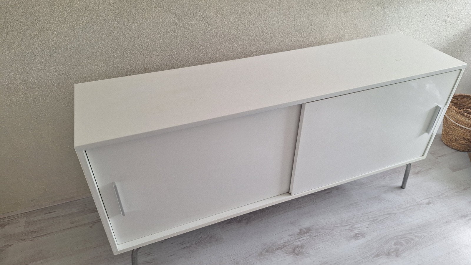 Wit / creme dressoir met schuifdeuren en metalen poten, Modern minimalistisch, Gebruikt, 100 tot 150 cm, Minder dan 100 cm