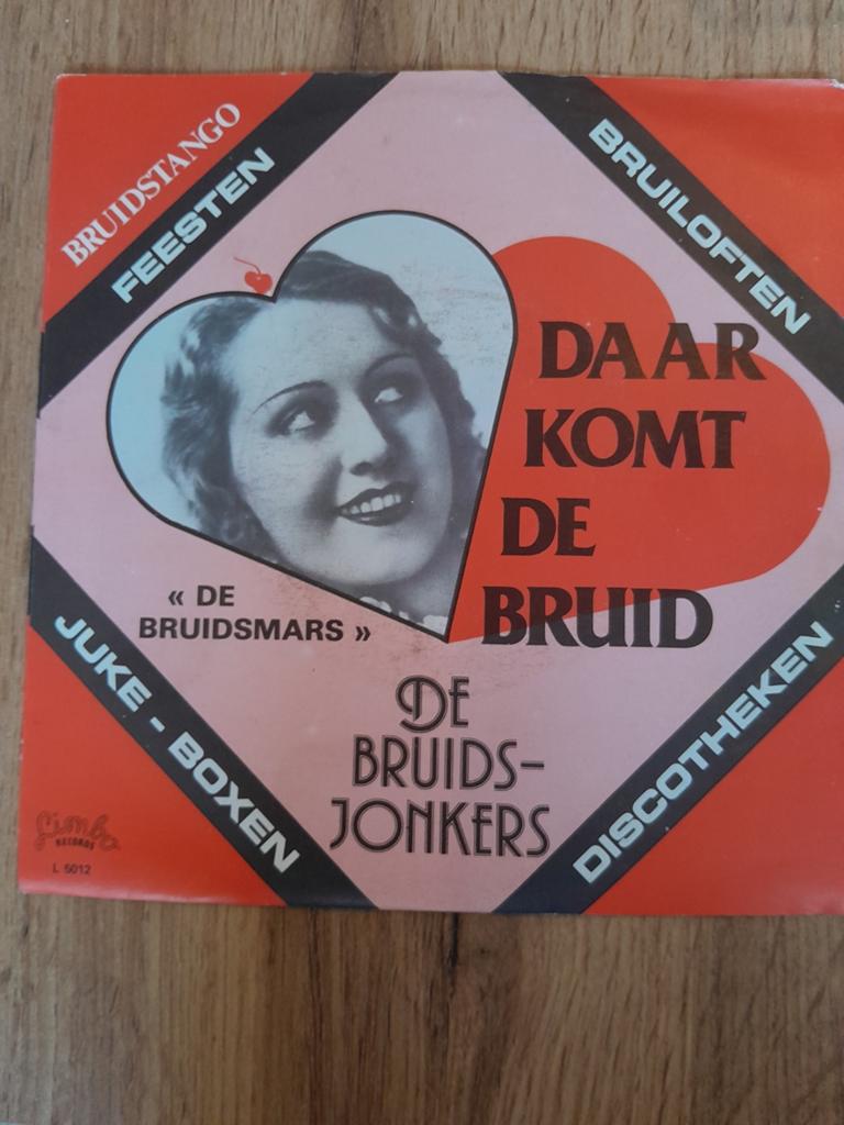 De bruidsjomkers 7 inch daar komt de bruid, Ophalen of Verzenden, Zo goed als nieuw, Nederlandstalig