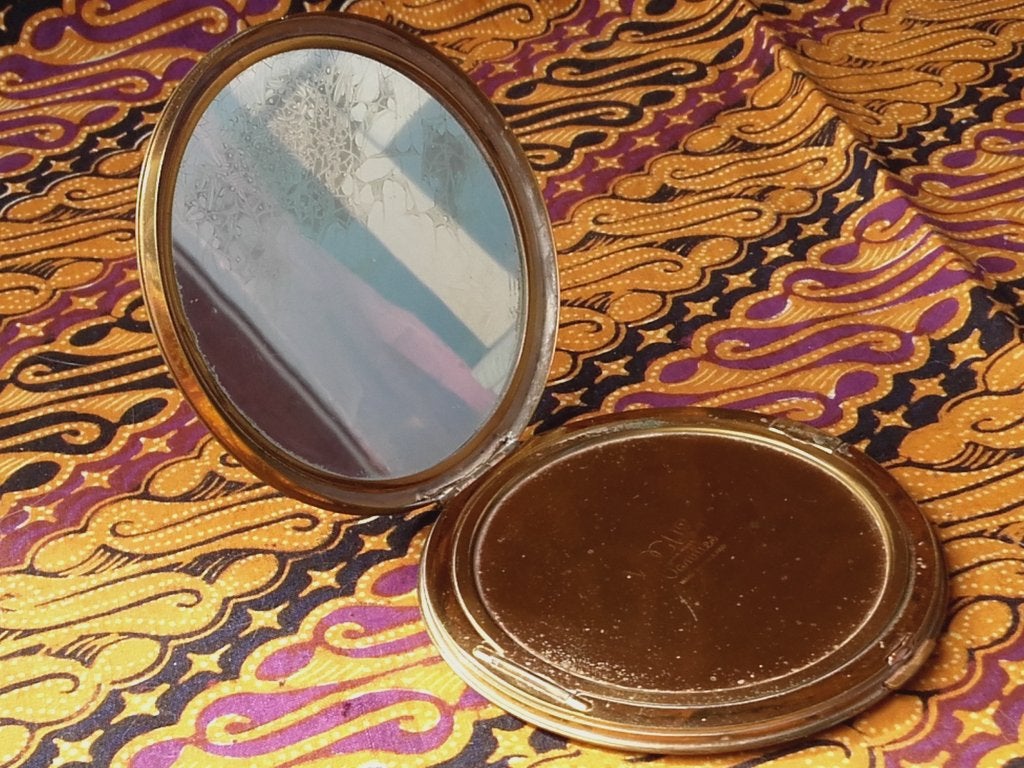 Mooie complete oude compact uit Engeland van Vogue 9,4 cm., Ophalen of Verzenden