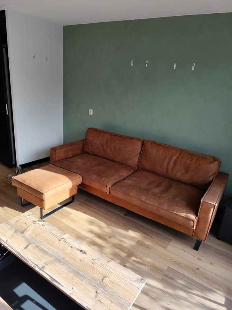 DIT WEEKEND WEG - Cognac bank met hocker - Western leer, Huis en Inrichting, Banken | Bankstellen, Gebruikt, Rechte bank, Driepersoons