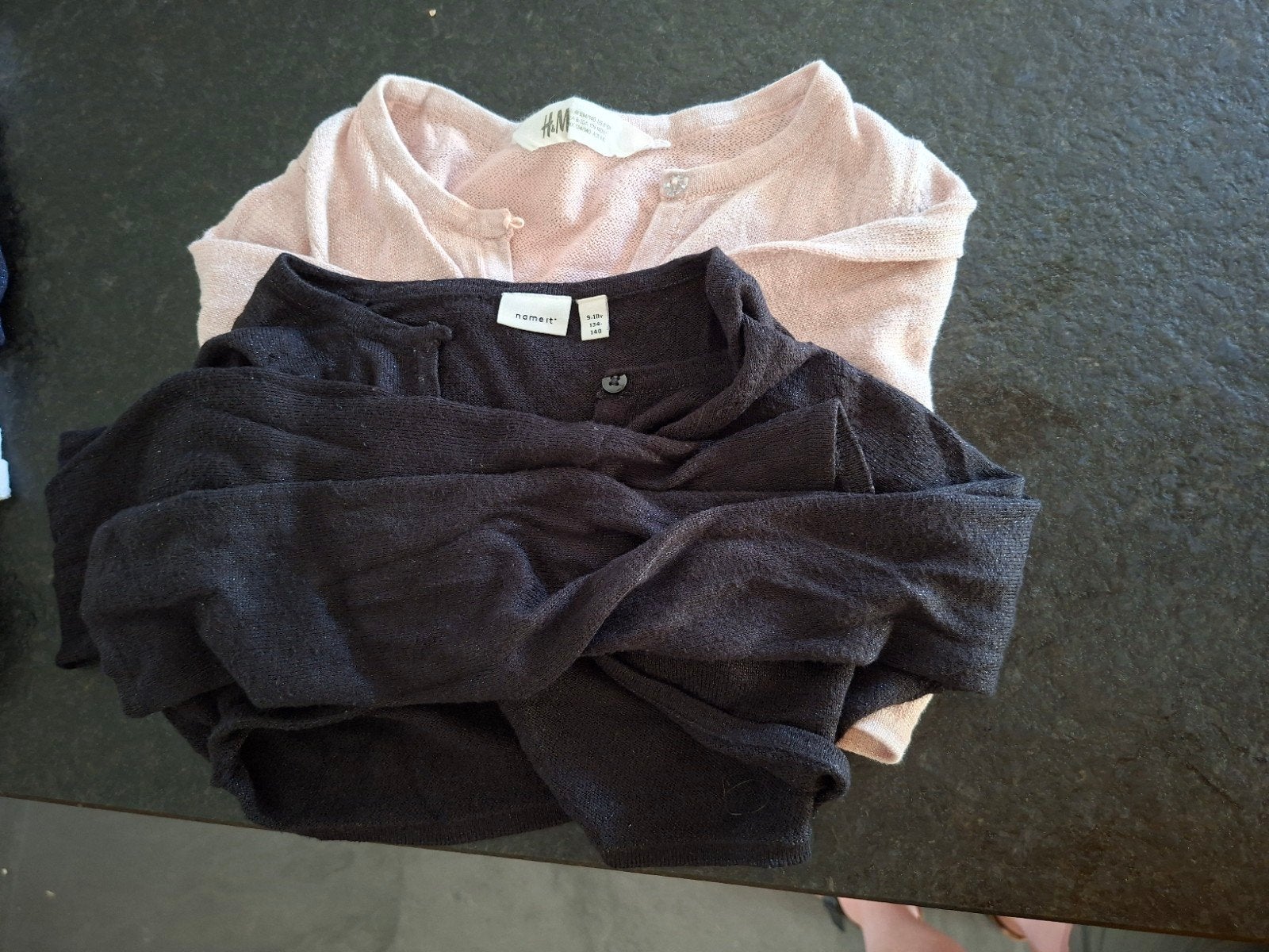 Bolero's: Name It (zwart) & H&M (roze) - Maat 134/140, Meisje, Trui of Vest, Ophalen of Verzenden, Zo goed als nieuw