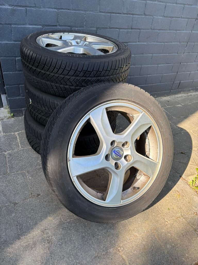 Volvo originele V60 lichtmetalen velgen met winterbanden, Auto-onderdelen, Banden en Velgen, Ophalen, 215 mm, Velg(en), 17 inch