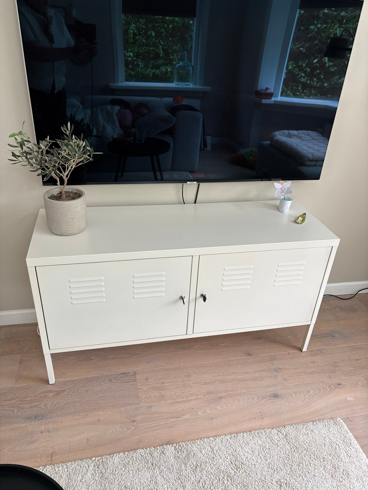 Wit metalen tv-meubel met louvre deuren, Ophalen, Gebruikt, 100 tot 150 cm, Minder dan 100 cm