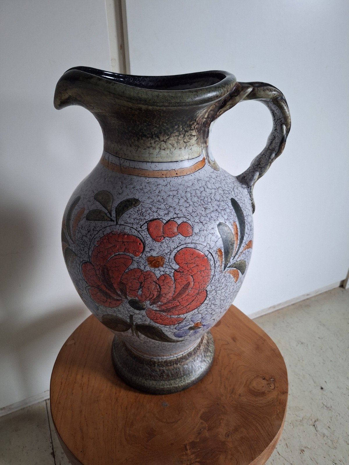 Decoratieve vaas met handvat en bloemmotief, Antiek en Kunst, Antiek | Vazen, Ophalen of Verzenden