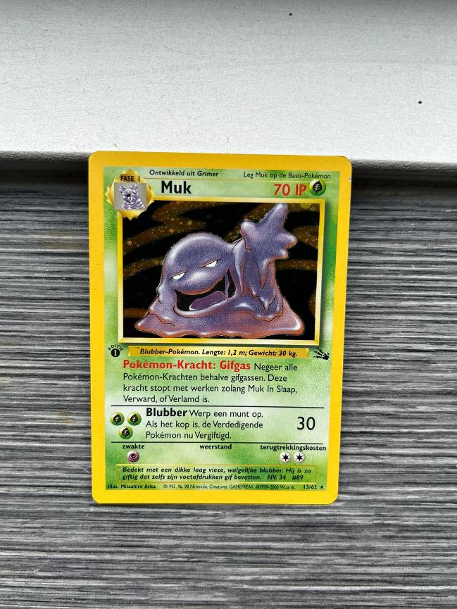 1st edition Muk holo 13/62 - prachtige kaart, Hobby en Vrije tijd, Verzamelkaartspellen | Pokémon, Ophalen of Verzenden, Zo goed als nieuw