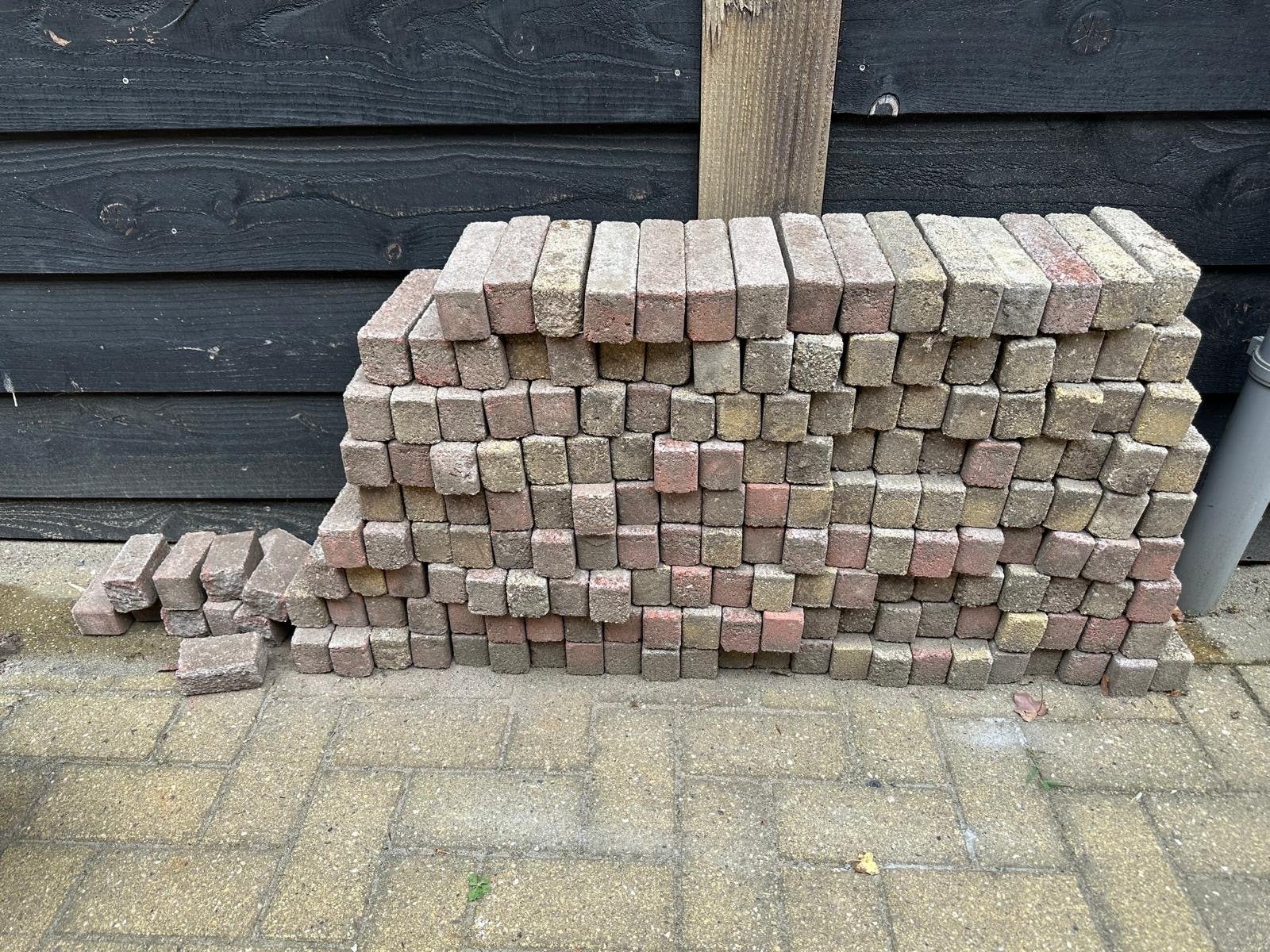 Gebruikte klinkers en betonbandjes voor tuin of oprit, Ophalen, Gebruikt, Klinkers, 10 m² of meer