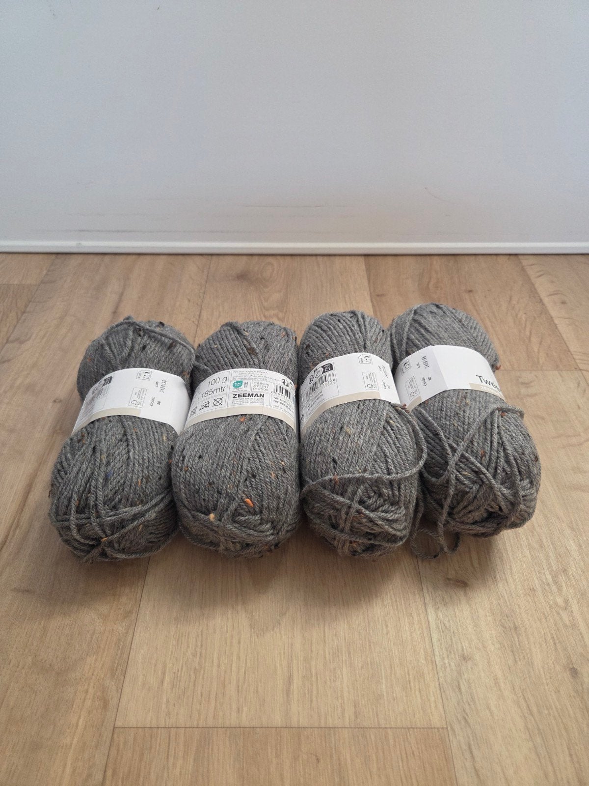 4 bollen Zeeman Tweed garen, kleur lichtgrijs (80), Ophalen of Verzenden, Nieuw, Breien of Haken, Wol of Garen