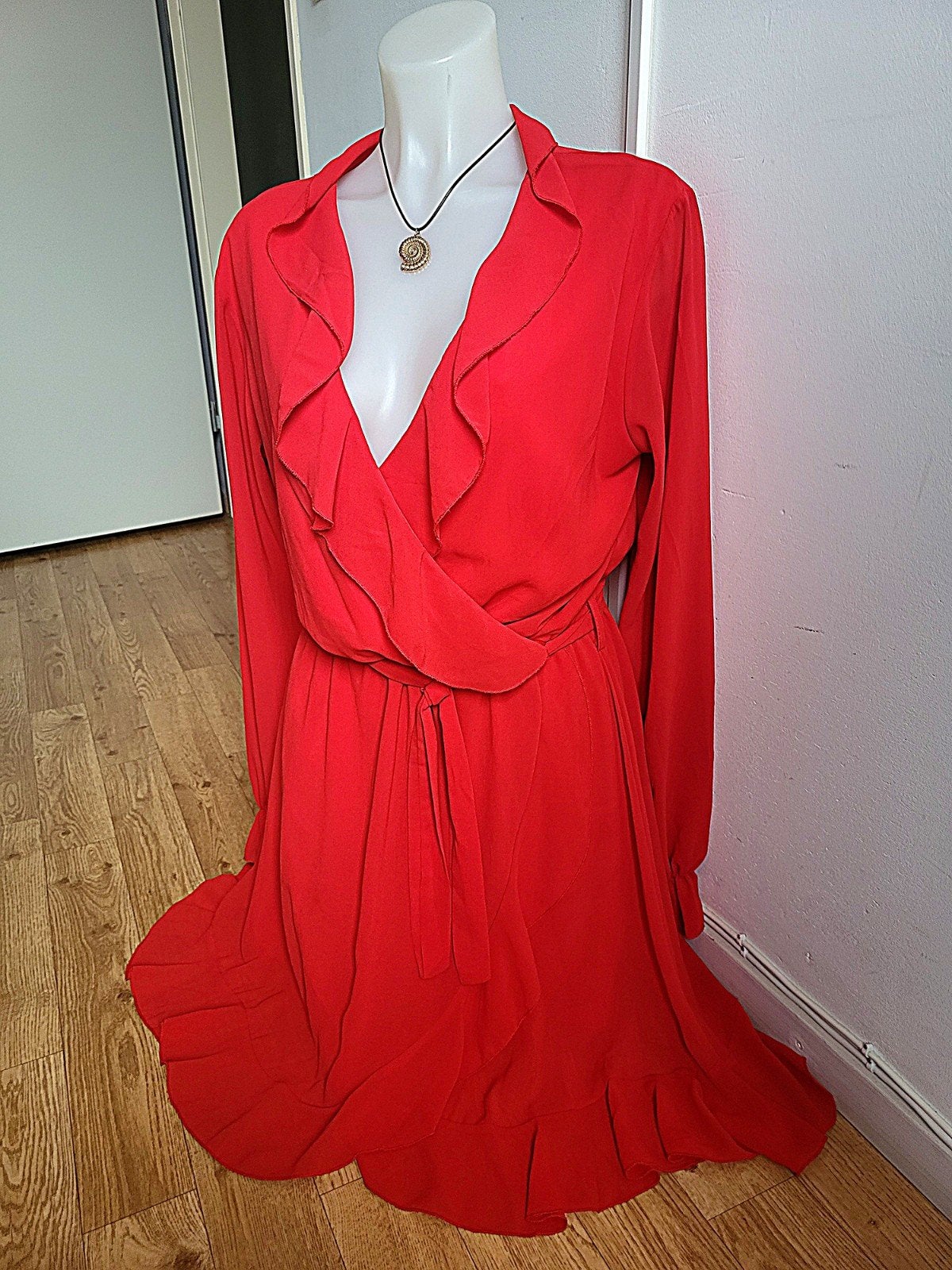 Prachtige rode cocktailjurk wikkeljurk met ruches, Kleding | Dames, Maat 46/48 (XL) of groter, Ophalen of Verzenden, Zo goed als nieuw
