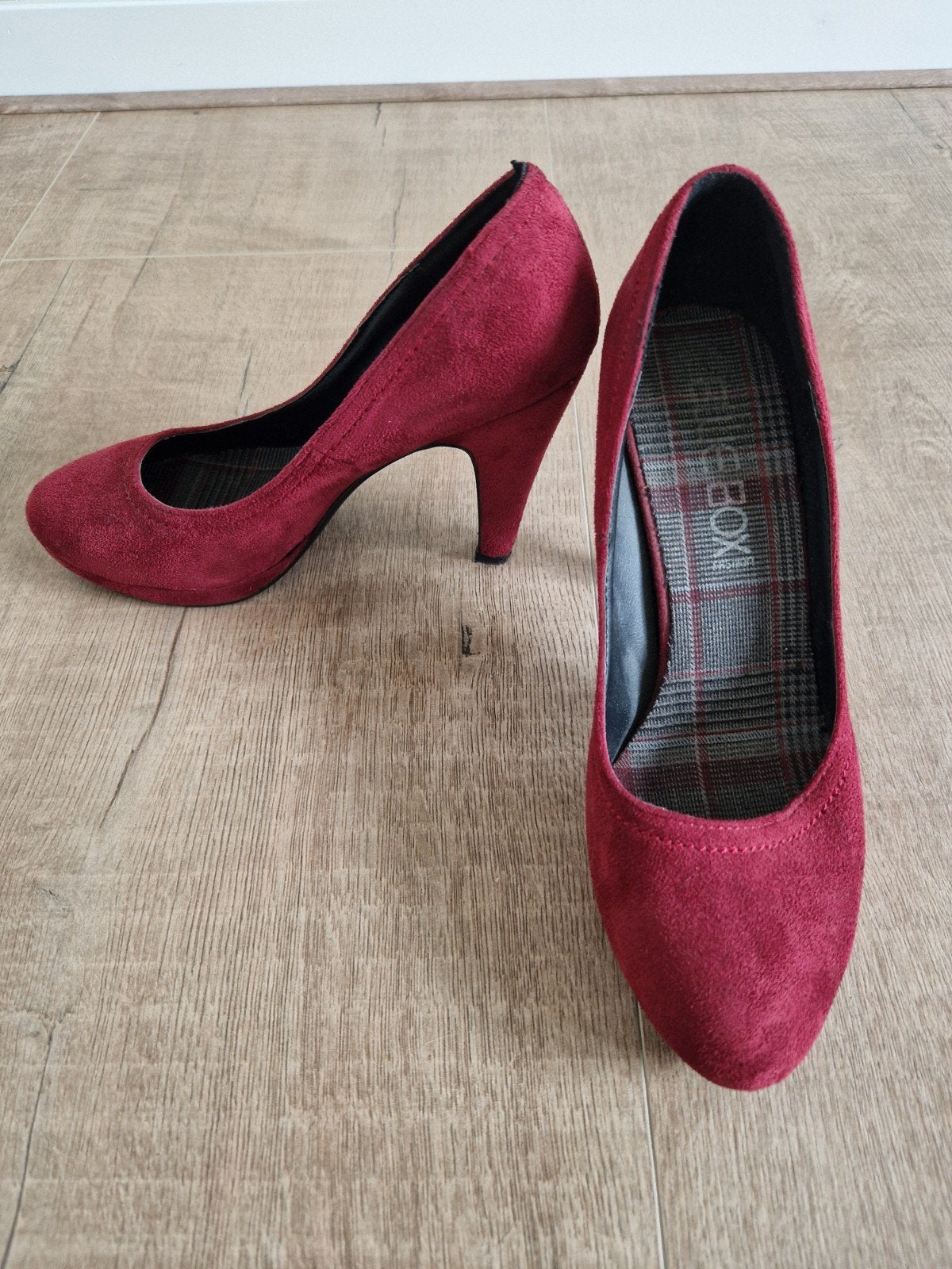 Rode suède pumps - Maat 37, Blue Box, Pumps, Ophalen of Verzenden, Gedragen