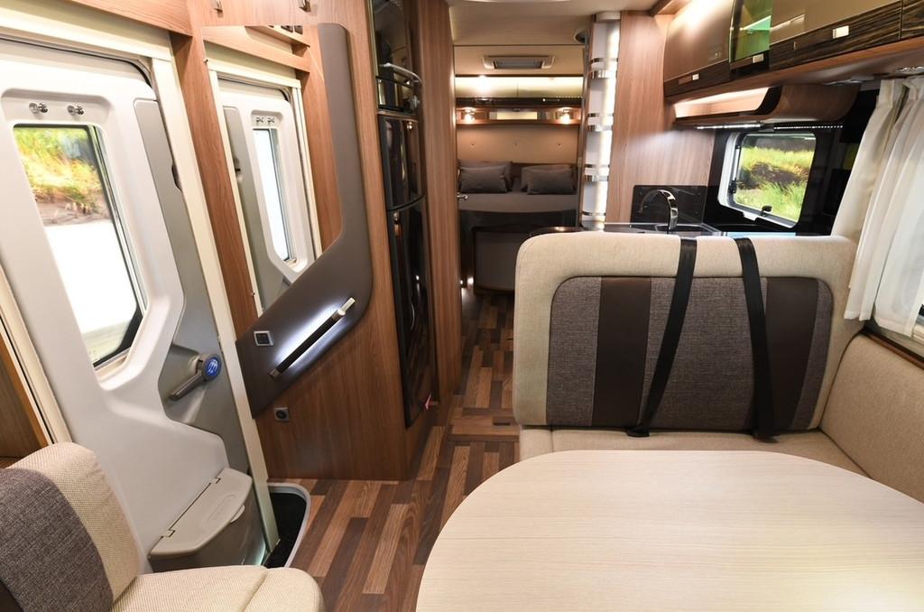Knaus Sky i Plus 700 LX Queensbed Luchtvering 2x Airco Trekh, Integraal, Buitenlamp, 7 tot 8 meter, Bedrijf