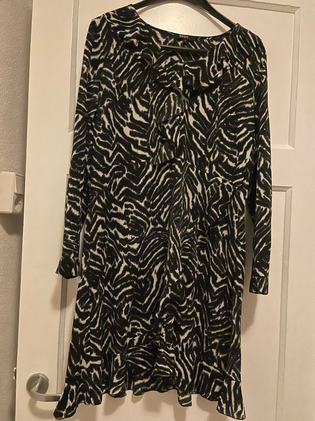 enjoy Zebra Print Jurk met Ruches - Maat 38/40, Maat 38/40 (M), Zwart, Ophalen of Verzenden, Zo goed als nieuw
