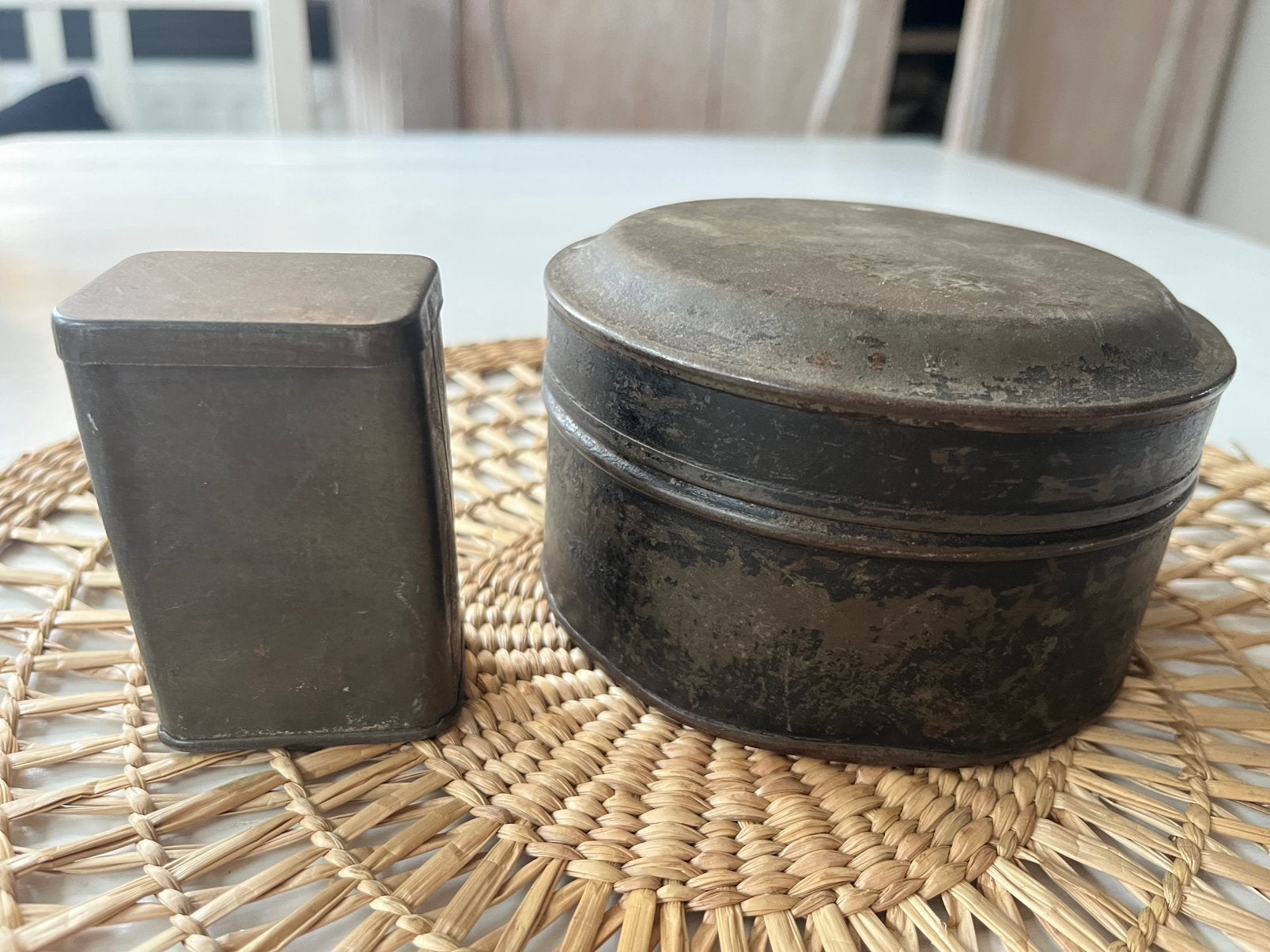 Twee vintage verweerde blikjes, Verzamelen, Blikken, Ophalen of Verzenden, Gebruikt, Overige