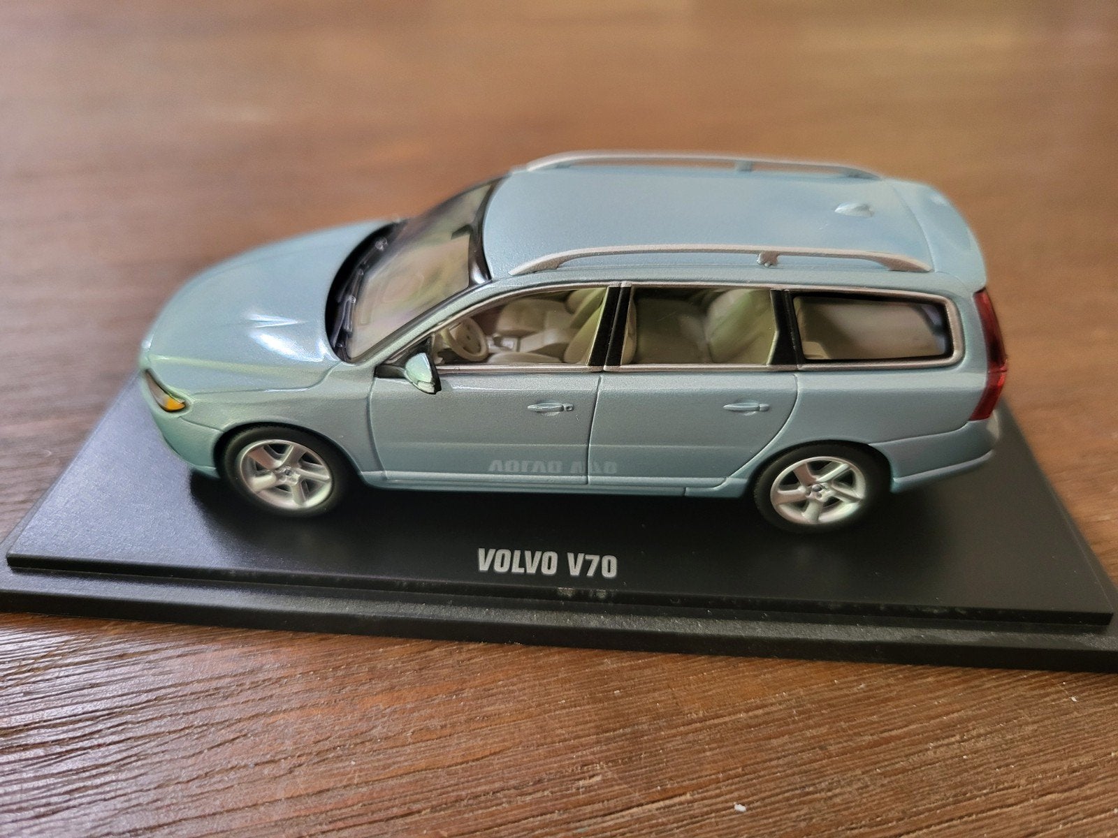 Volvo V70,  Biarritz Bleu, Motorart, Hobby en Vrije tijd, Modelauto's | 1:43, Ophalen of Verzenden, Nieuw, Auto, Overige merken