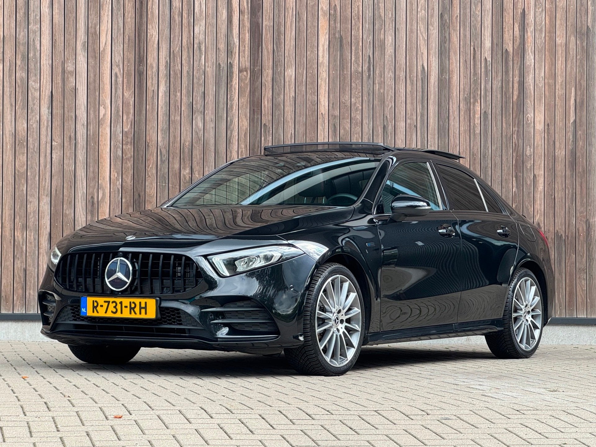 Mercedes-Benz A-klasse 250 e Business Solution AMG / Pano /, Dealer onderhouden, Gebruikt, 4 cilinders, Automatische klimaatregeling