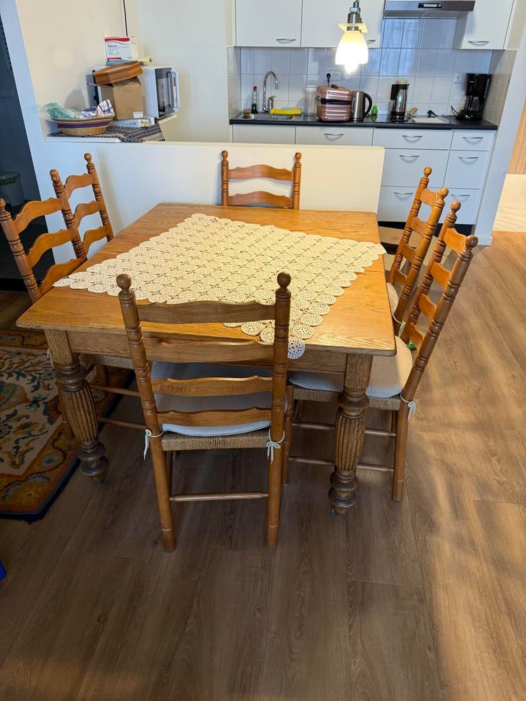 Houten eettafel met 4 stoelen, Huis en Inrichting, Tafels | Eettafels, Ophalen, Gebruikt, 100 tot 150 cm, Vierkant