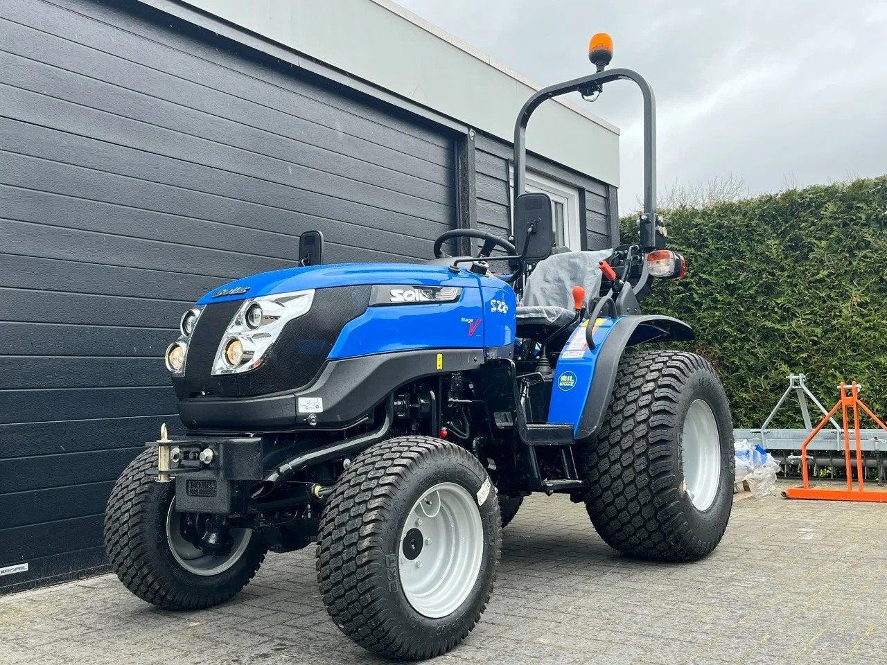 Solis 22 pk compact tractor op brede gazonbanden, zijschakel, Zakelijke goederen, Gebruikt, Tot 80 Pk, Overige merken, Tot 2500