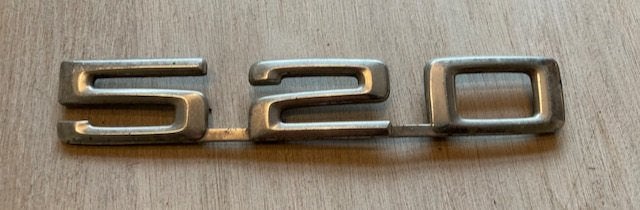 BMW 520  logo embleem Typeaanduiding, Verzamelen, Ophalen of Verzenden, Gebruikt, Auto's