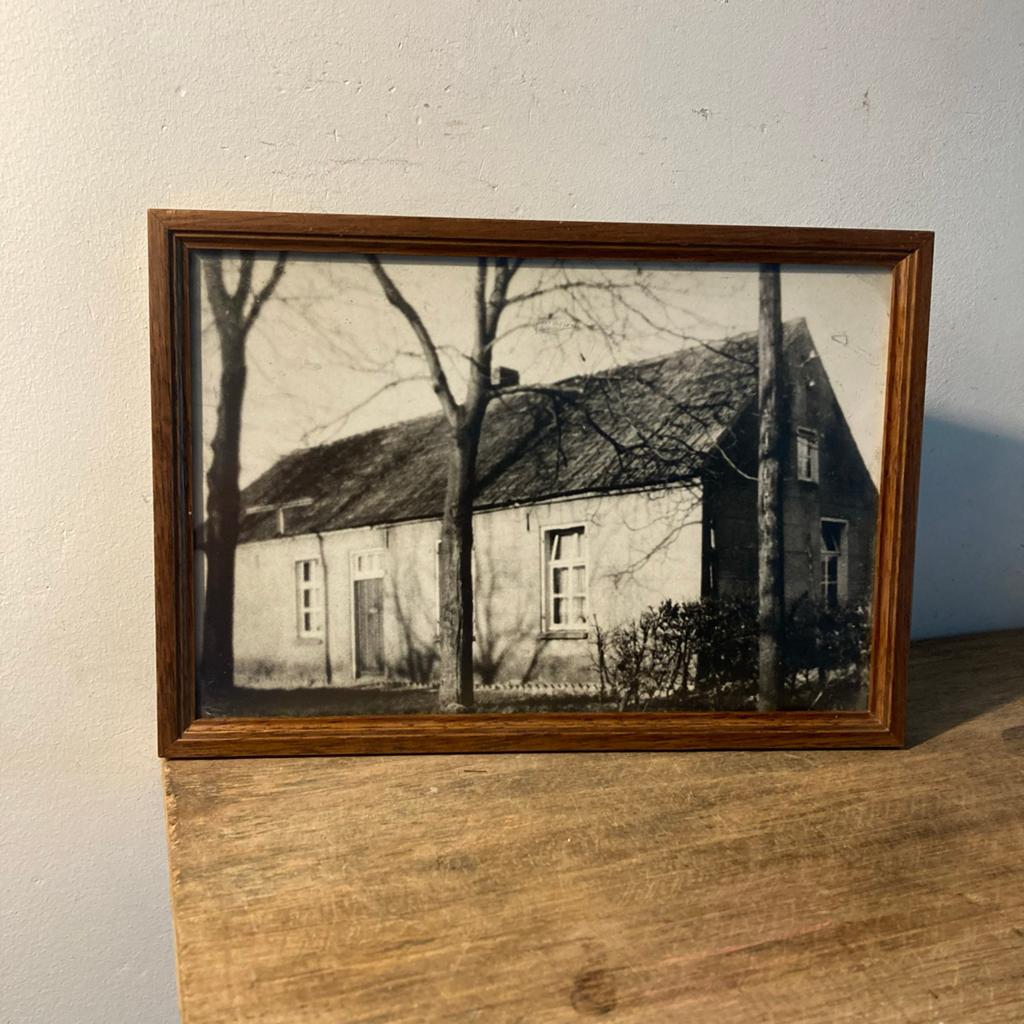Oude ingelijste foto Brabantse boerderij 25x17 cm, Ophalen of Verzenden