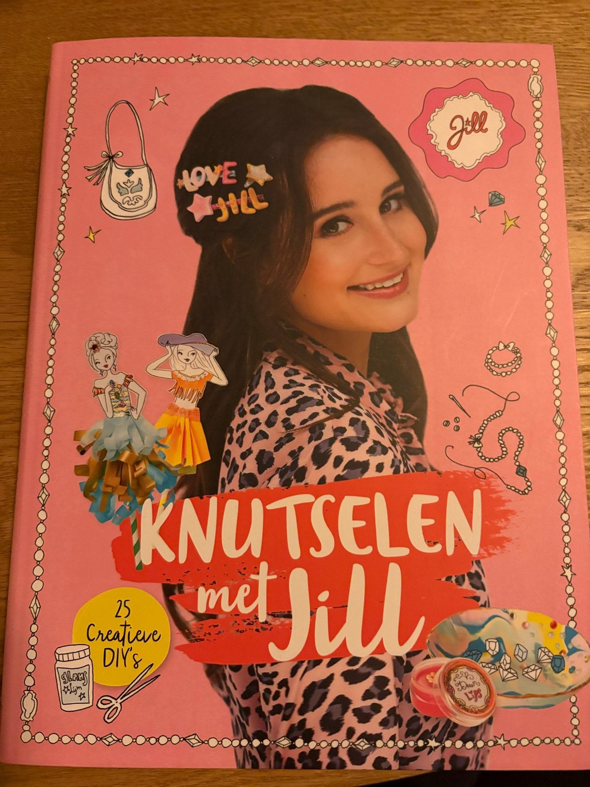 Knutselen met Jill - Zo goed als nieuw knutselboek, Roze, Ophalen of Verzenden, Zo goed als nieuw, Papier of Karton