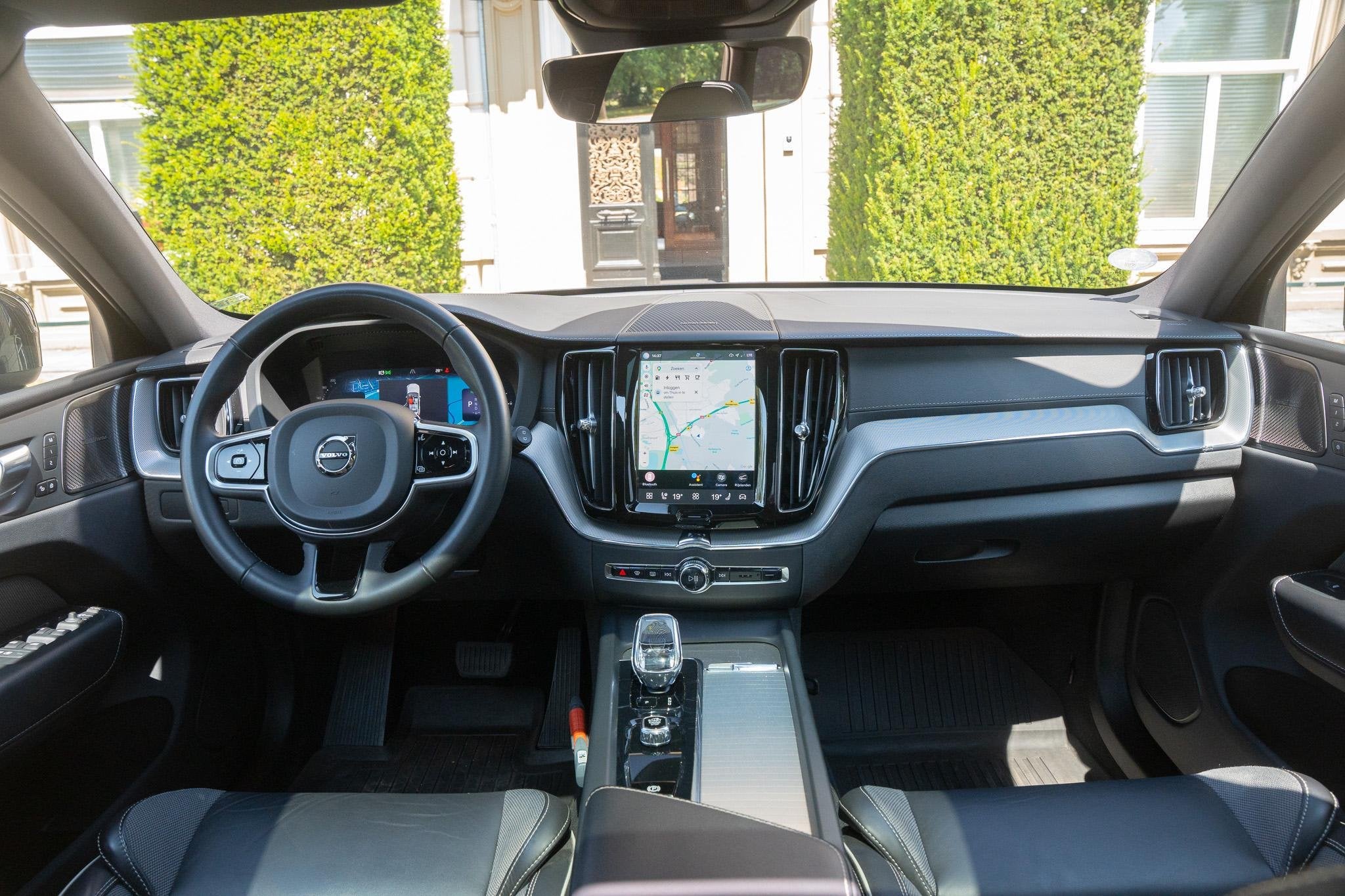 Volvo XC60 2.0 T6 Plug-in hybrid AWD Ultimate Dark TREKHAAK, Auto's, Automaat, Stof, Gebruikt, Euro 6