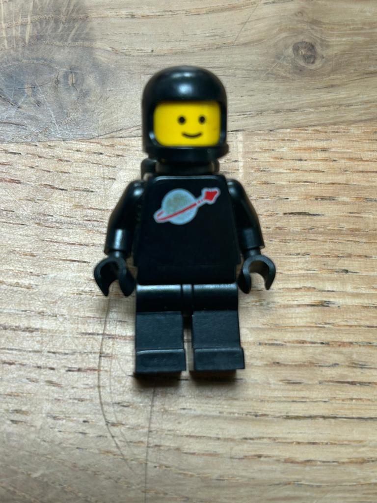 Lego Classic Space Minifiguur Zwarte Astronaut, Gebruikt, Lego, Ophalen of Verzenden, Compleet