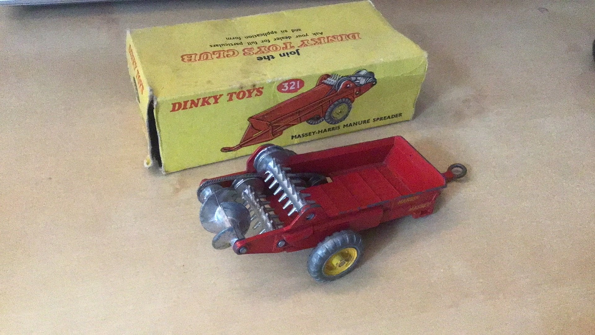 DINKY TOYS MASSYEY-HARRIS ZEER FRAAI MET “ DOOSJE “” KIJKFF, Ophalen of Verzenden, Gebruikt, Auto, Dinky Toys