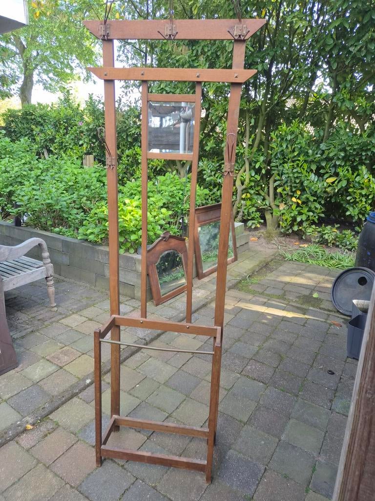 Kapstok van vroeger met paraplu stander onderin, Ophalen