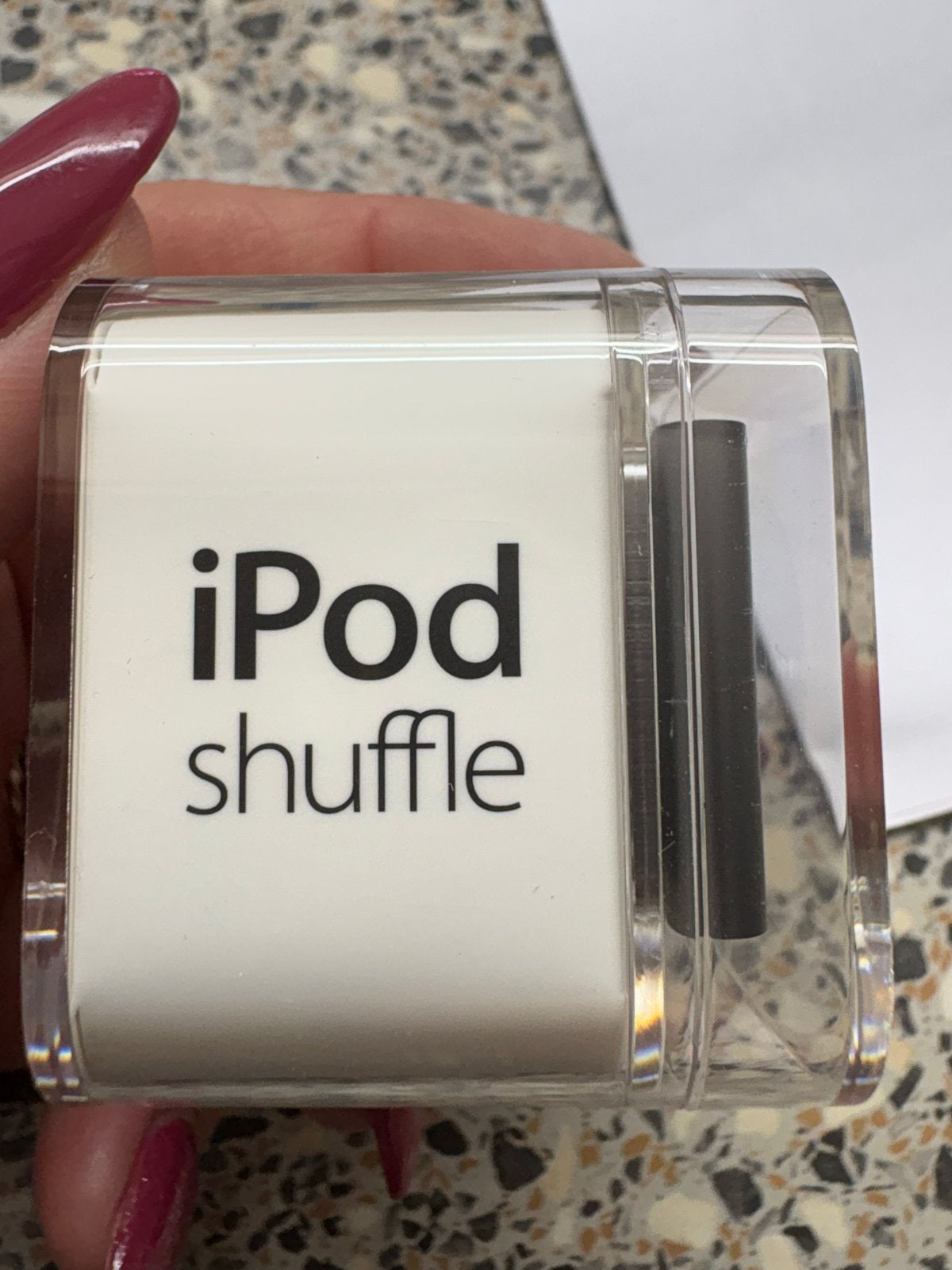 iPod Shuffle 2GB - Nieuw in doos met accessoires, Shuffle, Nieuw, Ophalen of Verzenden, Zilver