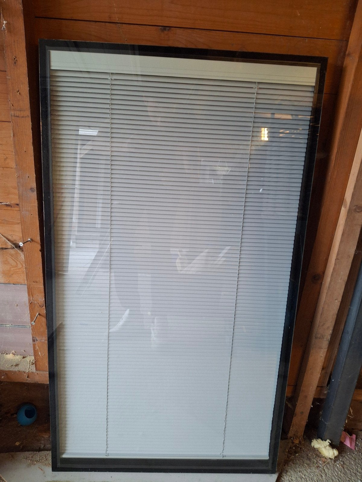 Groot raam met ingebouwde jaloezieën, Doe-het-zelf en Verbouw, Ophalen, Gevelraam of Ruit, Gebruikt, 80 tot 120 cm