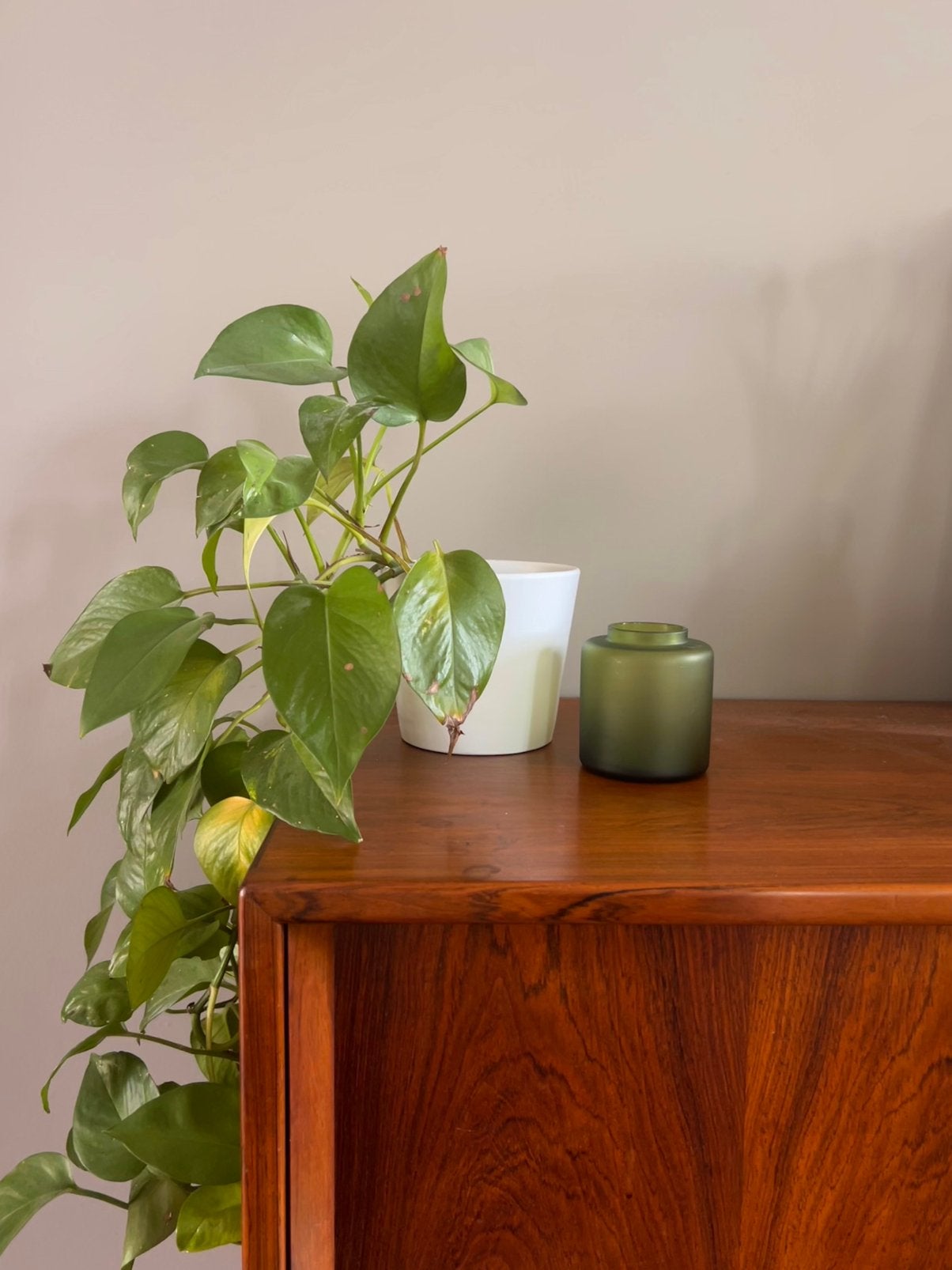 Witte plantenpot en bosgroen vaasje, Huis en Inrichting, Handgemaakt, Wit, Ophalen of Verzenden, Zo goed als nieuw