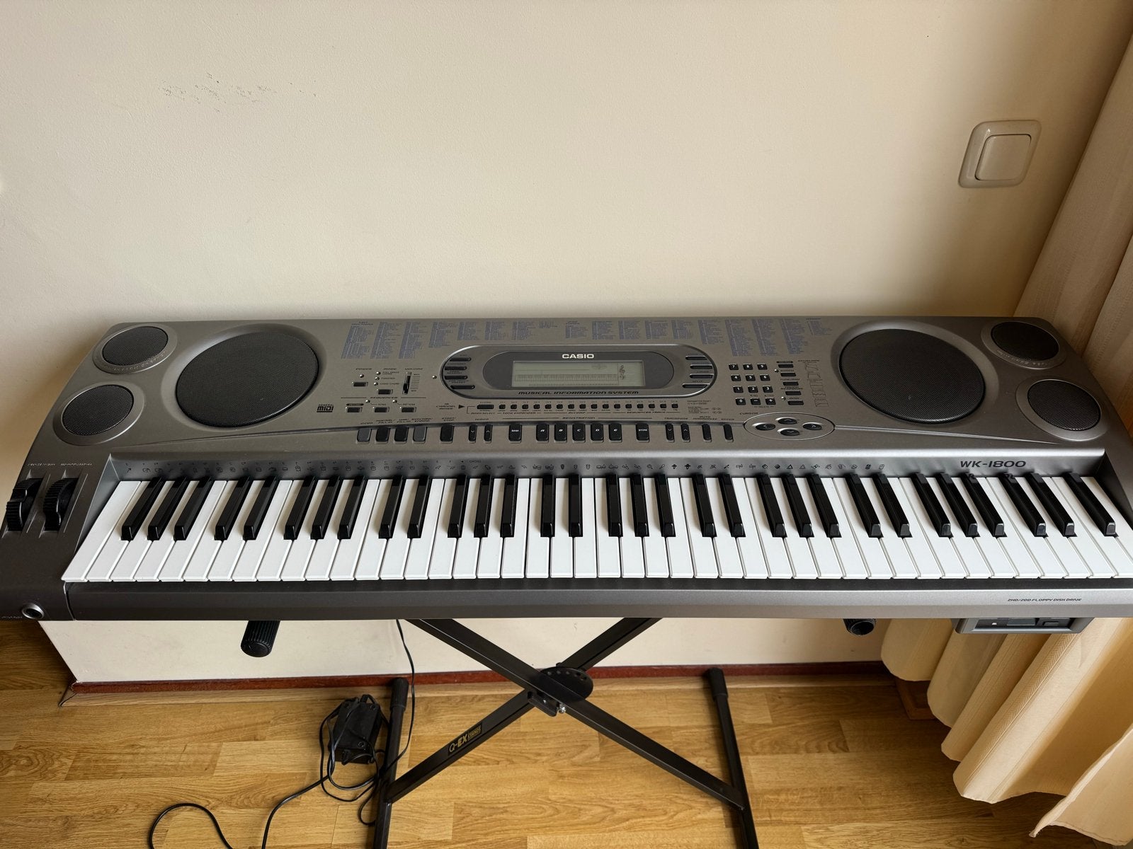 Casio WK-1800 Synthesizer met standaard, Gebruikt, Met standaard, 76 toetsen, Ophalen