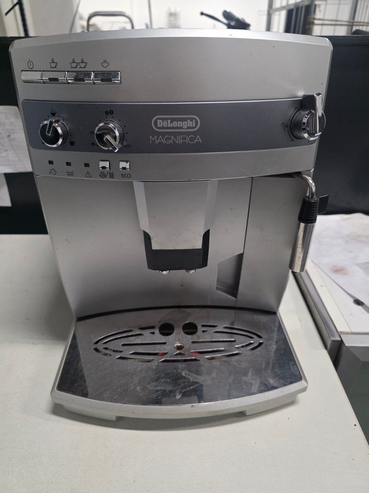 DeLonghi Magnifica koffiemachine - lekt, maar werkt nog, Witgoed en Apparatuur, Koffiezetapparaten, Gebruikt, Koffiebonen, Koffiemachine