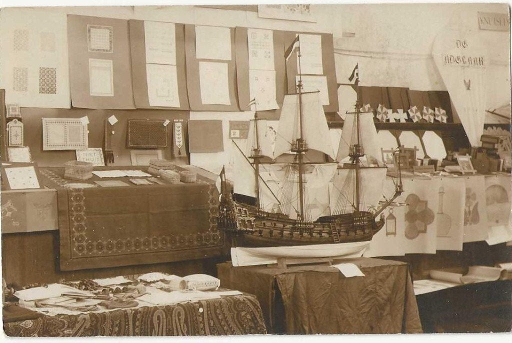 Hoorn-105  Tentoonsteling-Gebouw -De Adelaar, Verzenden, Voor 1920, Ongelopen, Noord-Holland