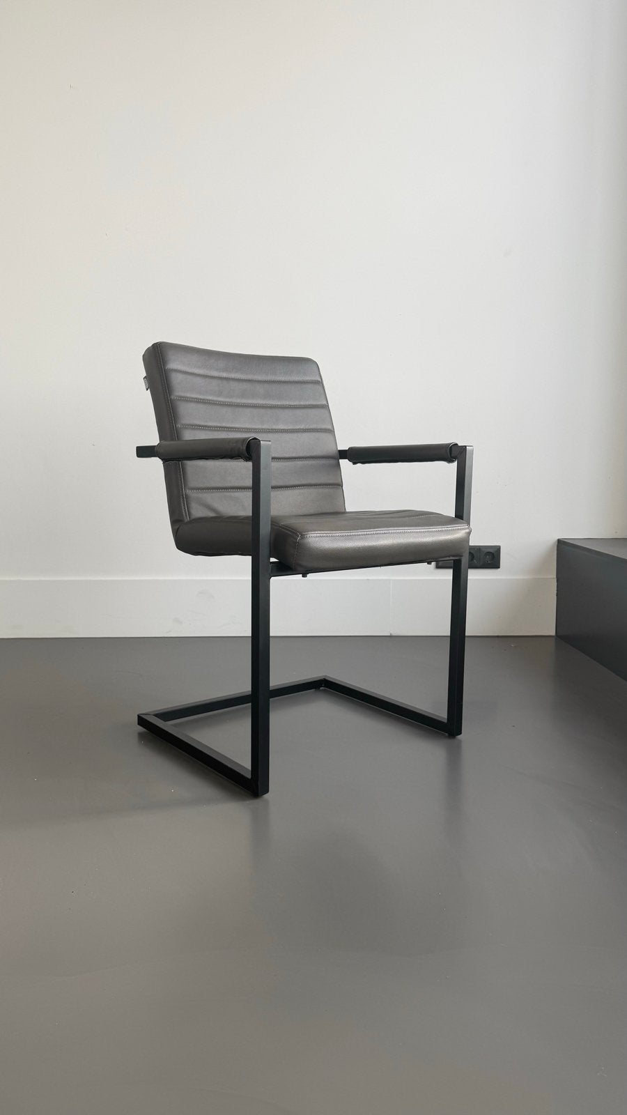 Set van 8 eetkamerstoelen grijs leer met zwart metalen frame, Huis en Inrichting, Stoelen, Ophalen, Leer, Zo goed als nieuw, Eén