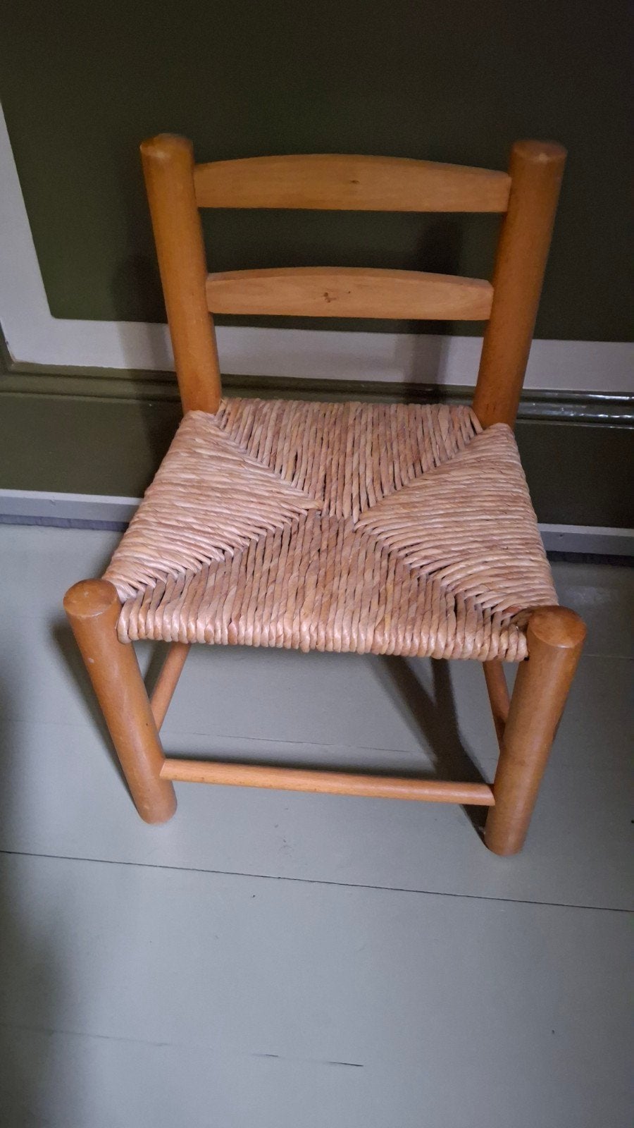 Beukenhouten peuterstoel met biezen zitting, Ophalen
